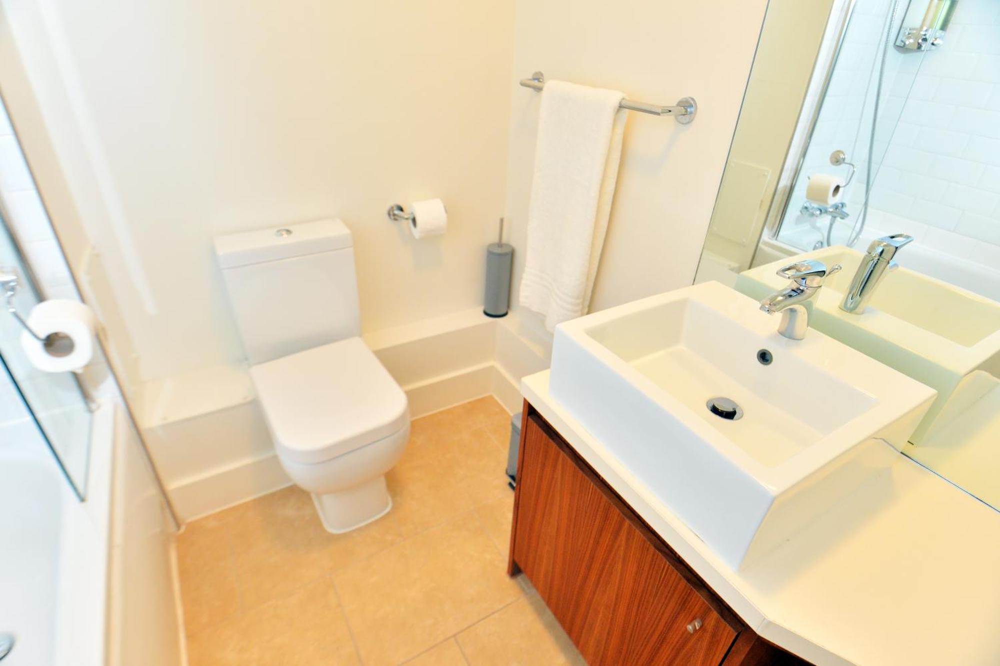 Stylish 2Br Flat - 2 Free Parking Spaces - Near Lgw Airport Κρόουλι Εξωτερικό φωτογραφία